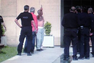 Adliye önünde bıçakla kendine zarar vermeye kalktı