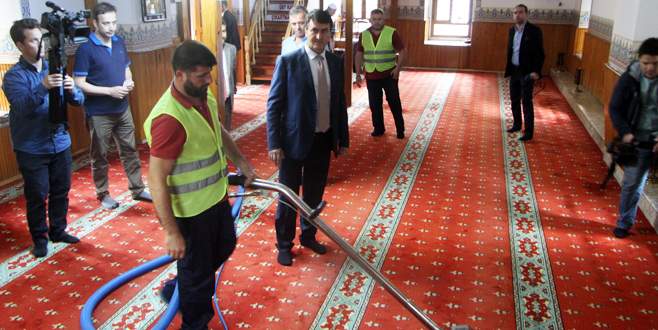 Bursa’da Ramazan öncesi camiler temizleniyor