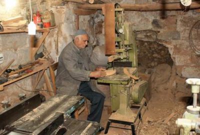 Mardinli Şeyhmus Sara, yarım asrı aşkın süredir takunya yaparak geçiniyor.