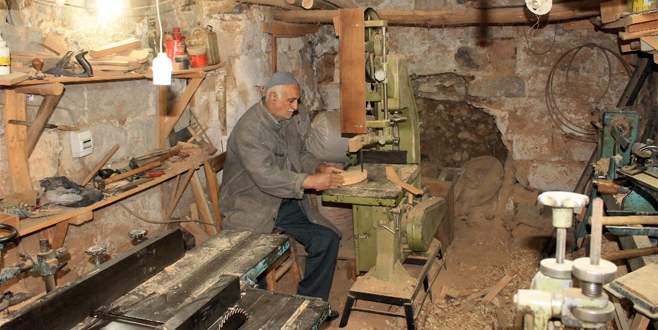 Yarım asırdır takunya yaparak geçiniyor Mardinli Şeyhmus Sara, yarım asrı aşkın süredir takunya yaparak geçiniyor.