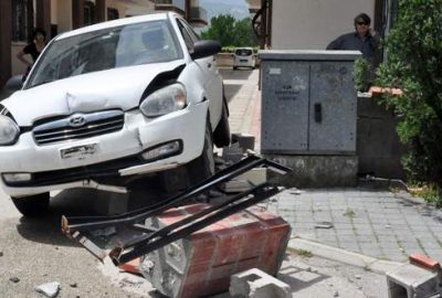 Site bahçesinde oyun oynayan çocuğu ezdi