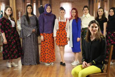 Annelerinin gençlik kıyafetlerini yeniden tasarladılar