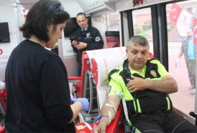 Trafik polislerinden kan bağışı