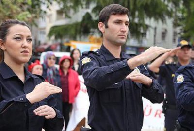 Polisler İstiklal Marşı’nı işaret diliyle okudu