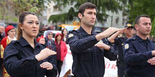 Polisler İstiklal Marşı’nı işaret diliyle okudu