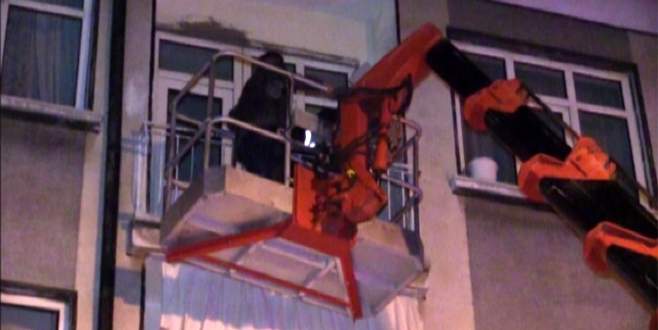 Derin uykuya dalan aileyi itfaiye uyandırdı