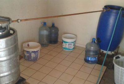 Evin terasında kaçak içki imalathanesi