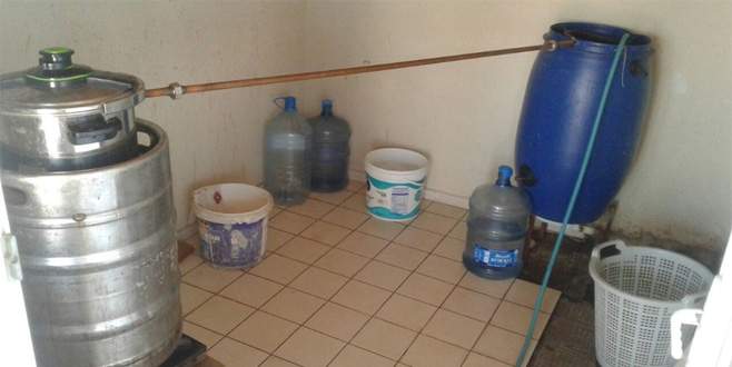 Evin terasında kaçak içki imalathanesi