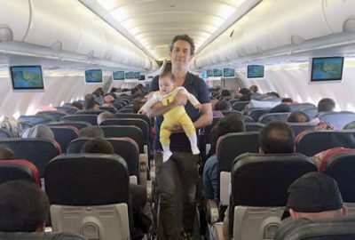 Uçakta çocuk baktı