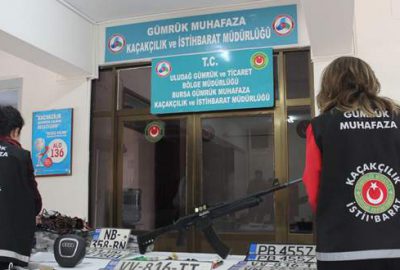 Bursa’da lüks otomobil kaçakçılarının deposuna baskın