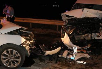 İki araç kafa kafaya çarpıştı: 4 yaralı