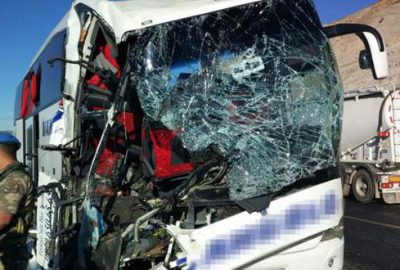 Bursa’dan Van’a giden yolcu otobüsü TIR’a çarptı! 2 ölü, 30 yaralı