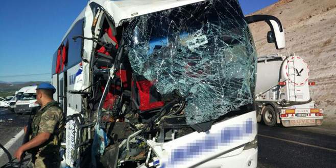Bursa’dan Van’a giden yolcu otobüsü TIR’a çarptı! 2 ölü, 30 yaralı