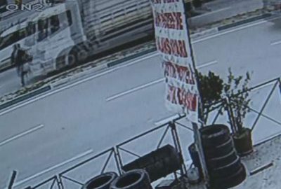 Kamyonun çarptığı şahıs 5 metre havaya böyle uçtu