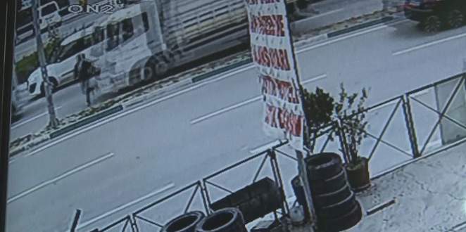 Kamyonun çarptığı şahıs 5 metre havaya böyle uçtu