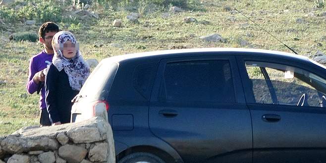 Kızını silah zoruyla kaçırıp rehin aldı