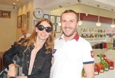 Elimi taşın altına koydum