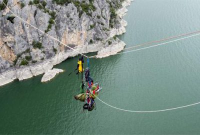 İp üzerinde 100 saat kalarak dünya rekoru kırdı