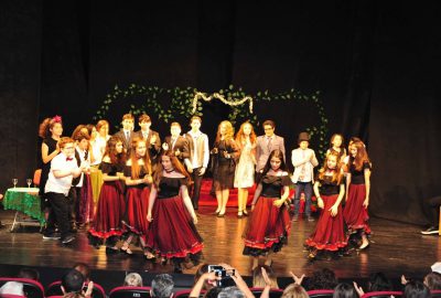 Genç tiyatrocular Lüküs Hayat’ı sahneledi