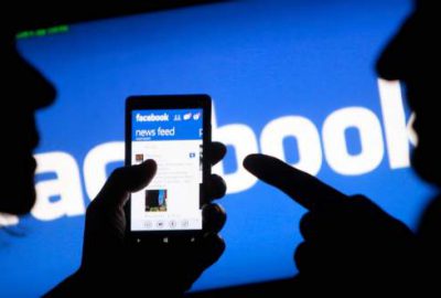 Facebook'ta mesai arkadaşının dedikodusunu yaptığı ortaya çıkan işçi işten atıldı.