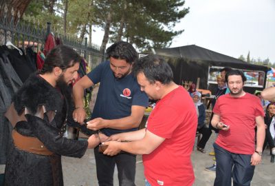 Alp kıyafeti giymek için birbirleriyle yarışıyorlar