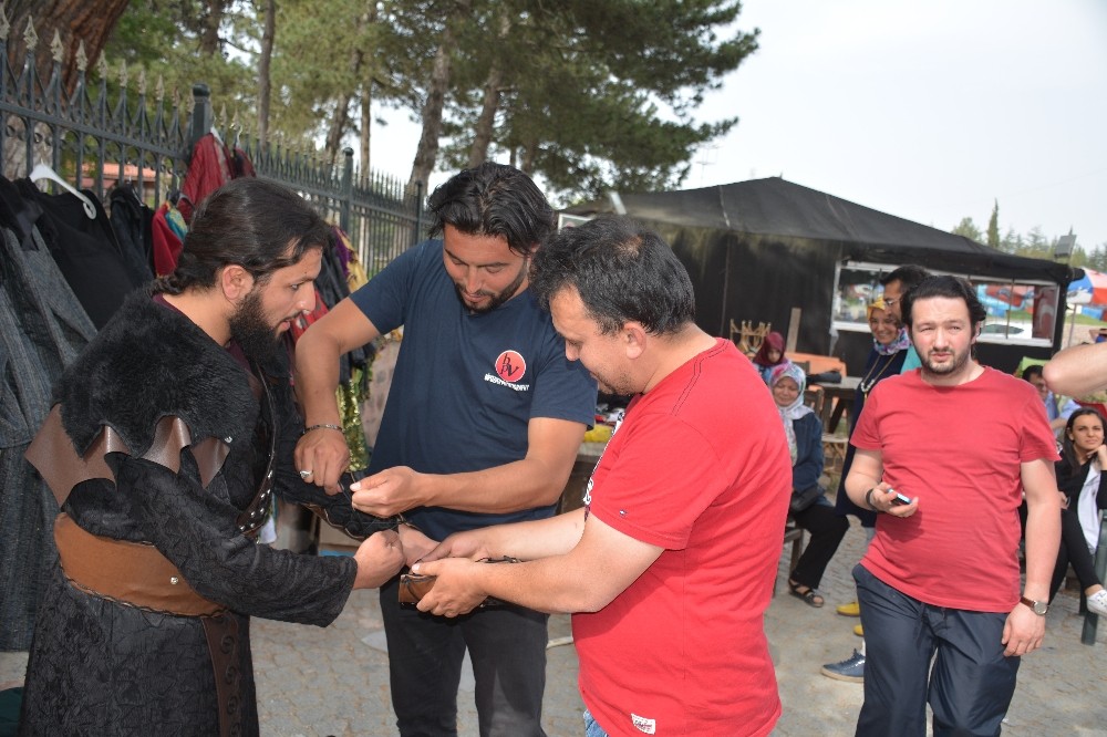 Alp kıyafeti giymek için birbirleriyle yarışıyorlar