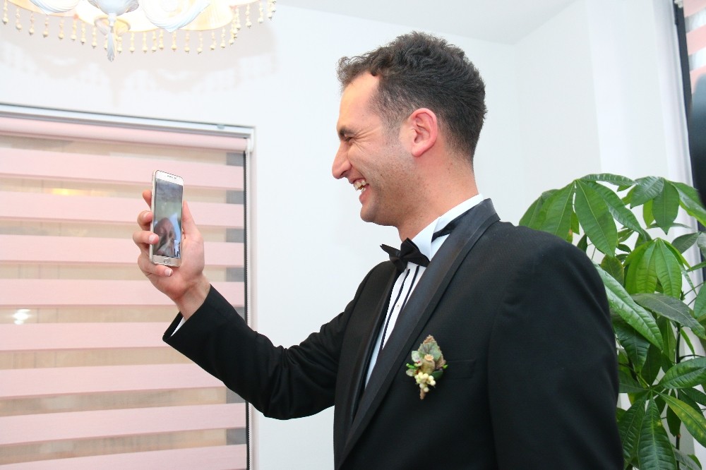 Eski Bakan hayatını kurtaran gencin nikahına görüntülü bağlandı