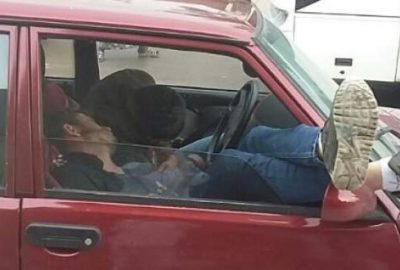 Direksiyon başında sızdı, trafiği kilitledi