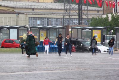 Aniden bastıran yağmur hayatı olumsuz etkiledi