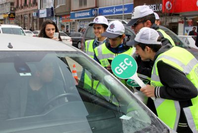 Engelli çocuklar trafik polisi oldu