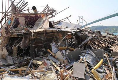 Reina tamamen yıkıldı!