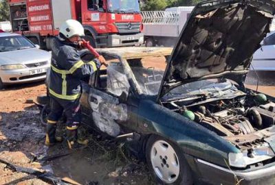 Park halindeki araç alev aldı