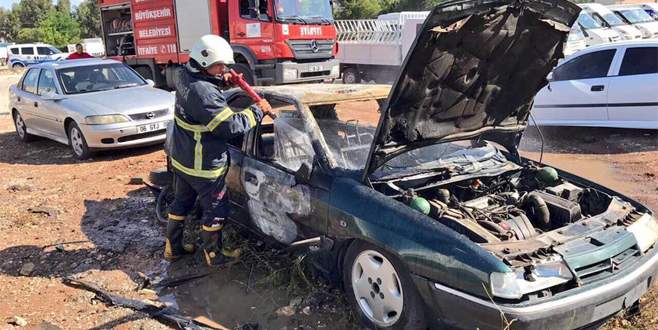 Park halindeki araç alev aldı