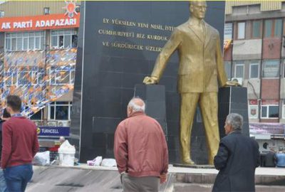 Atatürk heykeline baltalı saldırı