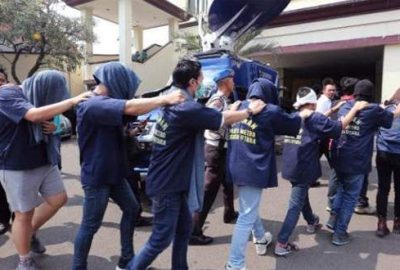 Saunada eşcinsel operasyonu