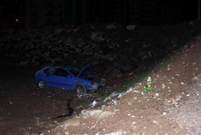 Otomobil bahçeye düştü: 3 yaralı