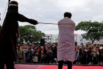 Yatakta yakalanan iki erkeğe kırbaç