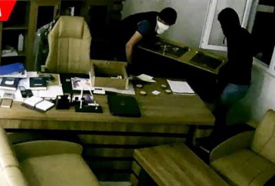 Açamadıkları kasayı pencereden çıkardılar