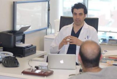 Mevsimsel geçişler sırasında saçlarda dönemsel dökülmelerin olabildiğini belirten Dr. Emrah
