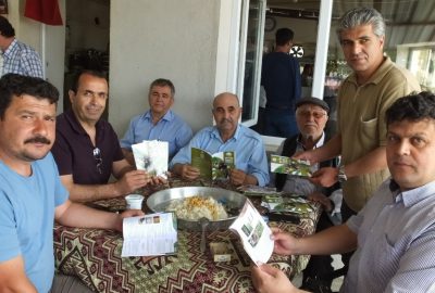 Burhaniyeli çiftçilere broşür dağıtıldı