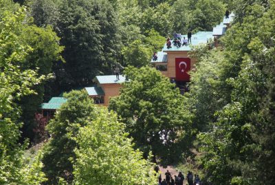 Kaçak bungalovları yıktırmamak için çatıya çıktılar