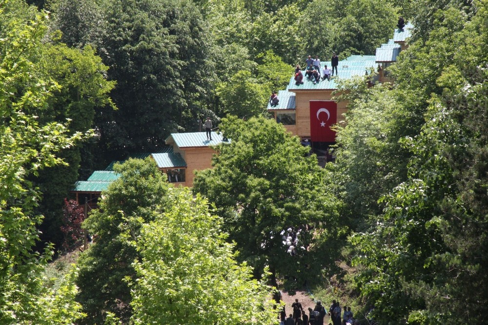 Kaçak bungalovları yıktırmamak için çatıya çıktılar