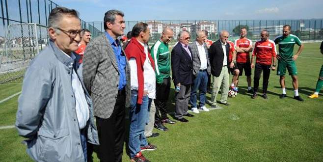 Bursaspor’a efsanelerden moral desteği