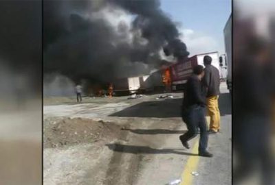 Yol kesen teröristler araç yaktı