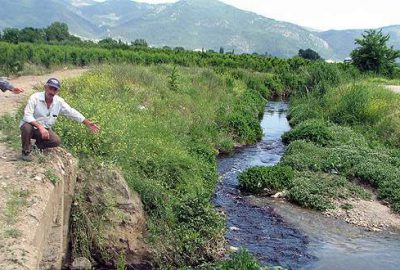Dereye akan atık sular tehlike yaratıyor