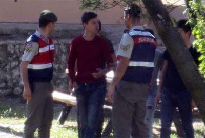 Sokak köpeğine işkence yapan 3 kişi yakalandı