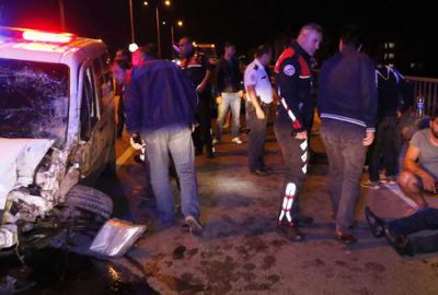 Polis aracı otomobile arkadan çarptı: 1 ölü, 5 yaralı