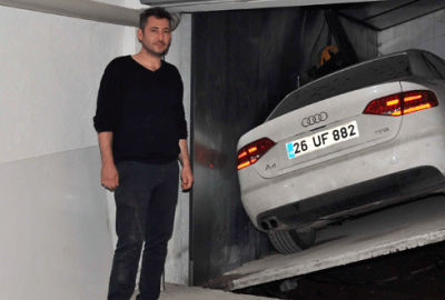 Otomobilini 1 yıldır apartman asansöründen çıkaramıyor
