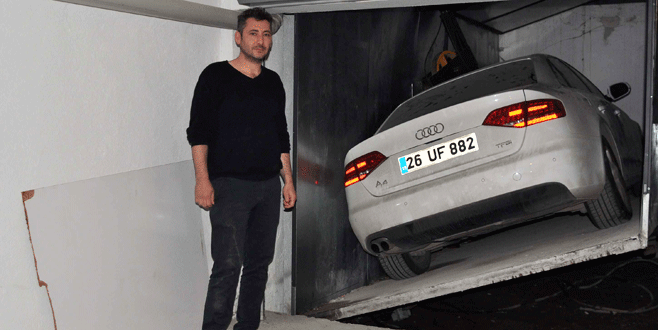 Otomobilini 1 yıldır apartman asansöründen çıkaramıyor