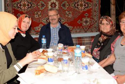 Özkan ilk iftarı şehit ailesinin evinde yaptı